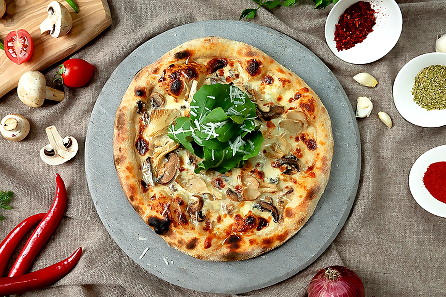 Üç mantarlı pizza